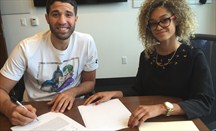 El venezolano Grevis Vásquez firmando ayer su nuevo contrato con Brooklyn Nets