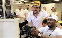 Ibaka con Alonso en el box de McLaren