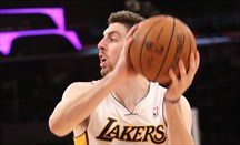 Los Lakers presentan oferta cualificada a Ryan Kelly, pero no a Kent Bazemore