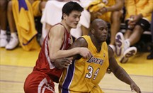 Yao Ming y Shaquille O'Neal pelean por entrar en el Salón de la Fama
