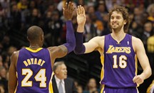 Kobe Bryant y Pau Gasol anotaron 21 puntos cada uno para liderar a Lakers