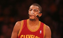 Kyrie Irving, protegido con su máscara, anotó 41 puntos ante Wizards