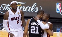 Dwyane Wade trata de reconfortar a Tim Duncan nada más finalizar las Finales de la NBA