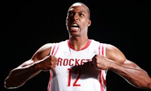 Pelicans luce su nuevo nombre con triunfo y Howard debuta con los Rockets