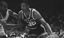 Reggie Lewis jugando con el número 35, ya retirado, de los Celtics