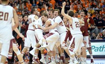 Los jugadores de Boston College forman una piña tras ganar a Syracuse