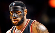 LeBron James cambia su máscara negra a instancias de la NBA
