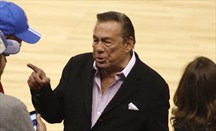 La NBA obligará a Donald Sterling (centro) a poner a la venta los Clippers
