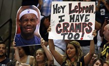 Bromas, burlas y críticas a LeBron James en las gradas del AT&T Center