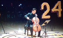 Chelista tocando en el homenaje a Kobe Bryant