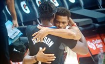 Reggie Jackson y Kyle Lowry se abrazan tras el partido