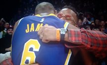 LeBron se abraza a Aaron Donald tras ganar