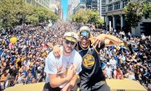 Los Warriors campeones se dan un baño de multitudes en San Francisco