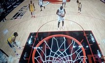 Jimmy Butler lanza un tiro libre en el Heat-Lakers