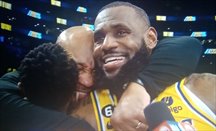 Darvin Ham abraza a LeBron James tras ganar a Minnesota