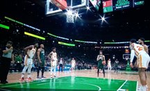 Derrick White lanza un libre en el Celtics-Hawks