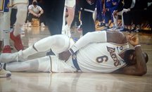 LeBron en el suelo tras ser golpeado por Brooks