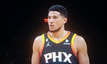 Booker y Durant suman 86 puntos para mantener vivos a los Suns