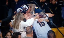 Nikola Jokic se abraza con su familia tras ganar a Lakers