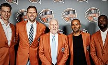 Gasol, Nowitzki, Popovich, Parker y Wade con sus chaquetas naranjas
