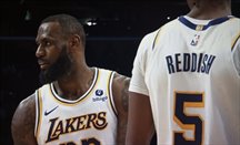 Lakers gana a los Rockets con un tiro libre de LeBron James