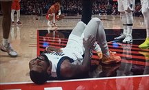 Kyrie Irving tendido en el suelo tras caer lesionado