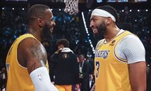 LeBron James y Anthony Davis se miran felices tras ganar