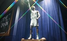 Concentración de leyendas en la inauguración de la estatua de Kobe Bryant