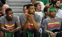 Jordan Mickey (centro), en un partido de Celtics
