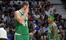 Tyler Zeller (izquierda) seguirá en las filas de Boston Celtics