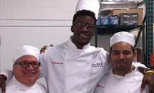 Jimmy Butler se viste de chef y posa entre dos profesionales de la cocina