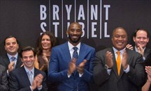 Kobe Bryant durante la apertura de la sesión de la bolsa de Nueva York este lunes