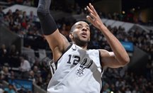 Aldridge anota 45 puntos en el triunfo de Spurs sobre Jazz tras prórroga