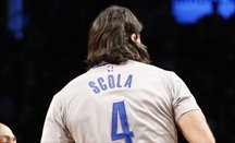 Luis Scola está teniendo una temporada difícil en unos Nets perdedores