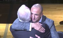 Ginóbili y Popovich se abrazan en plena ceremonia