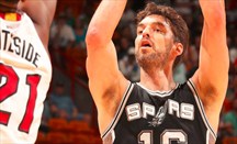 Pau Gasol lanza a canasta en el Spurs-Heat