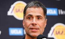 Lakers prolonga el contrato de Pelinka y le asciende a vicepresidente