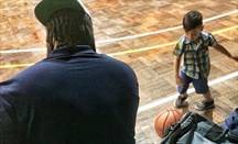 Ronny Turiaf enseña baloncesto a un alumno muy particular
