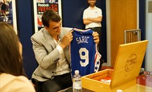 Dario Saric sostiene su camiseta de Sixers