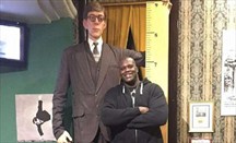 Shaquille O'Neal se fotografía con la figura del hombre más alto del mundo