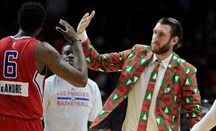 La chaqueta y pantalón exhibidos por Spencer Hawes en Navidad causan sensación