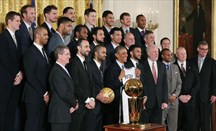 Barack Obama recibe en la Casa Blanca a los Spurs como campeones de la NBA