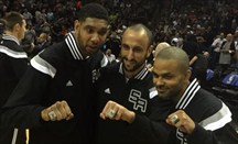 Tim Duncan, Manu Ginóbili y Tony Parker muestran a la prensa sus anillos de campeones