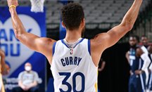 Curry suma ya 200 partidos seguidos metiendo al menos un triple