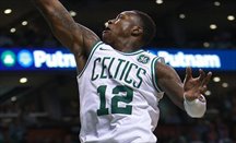 Los Celtics ganan por 30 puntos a los Knicks con triple-doble de Rozier