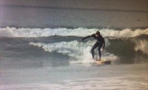 Tiago Splitter surfea en honor a su compatriota Gabriel Medina