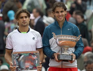 Rafa Nadal (derecha) se impuso en Roland Garros a su compatriota David Ferrer