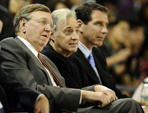 Rod Thorn, en primer plano, y Kiki Vandeweghe, al fondo, llevarán los designios deportivos de la NBA
