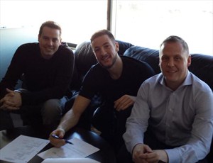 Lauvergne (centro) firmando su contrato con Denver Nuggets