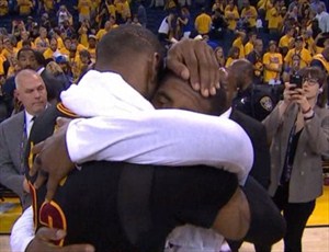 LeBron Jams y Kyrie Irving se abrazan tras su monumental actuación